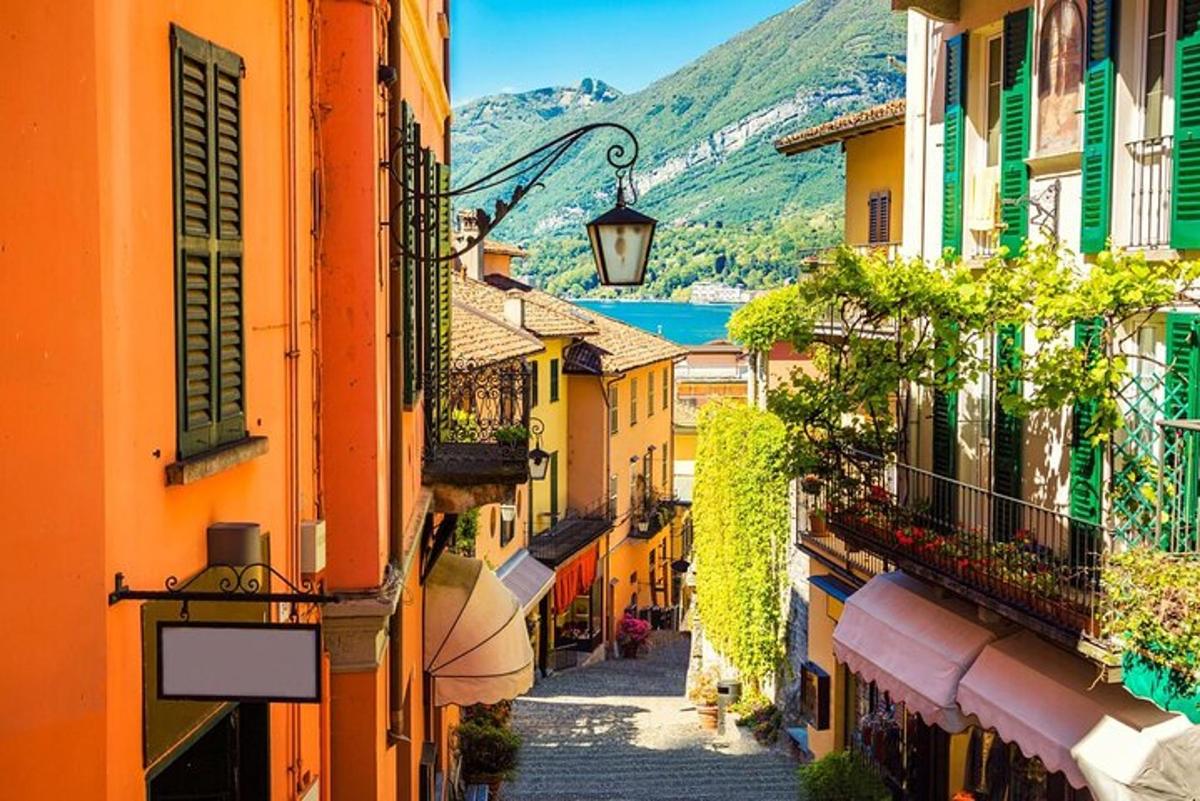 uma vista de uma rua em uma cidade com edifícios