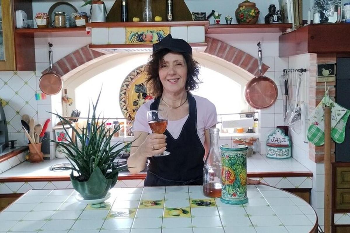 厨房里拿着一杯酒的女人