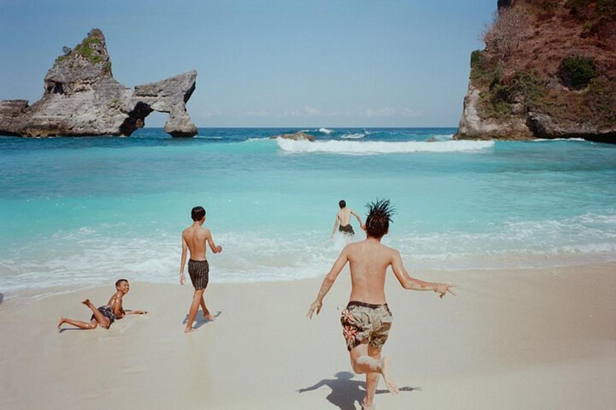 un grupo de personas jugando en la playa