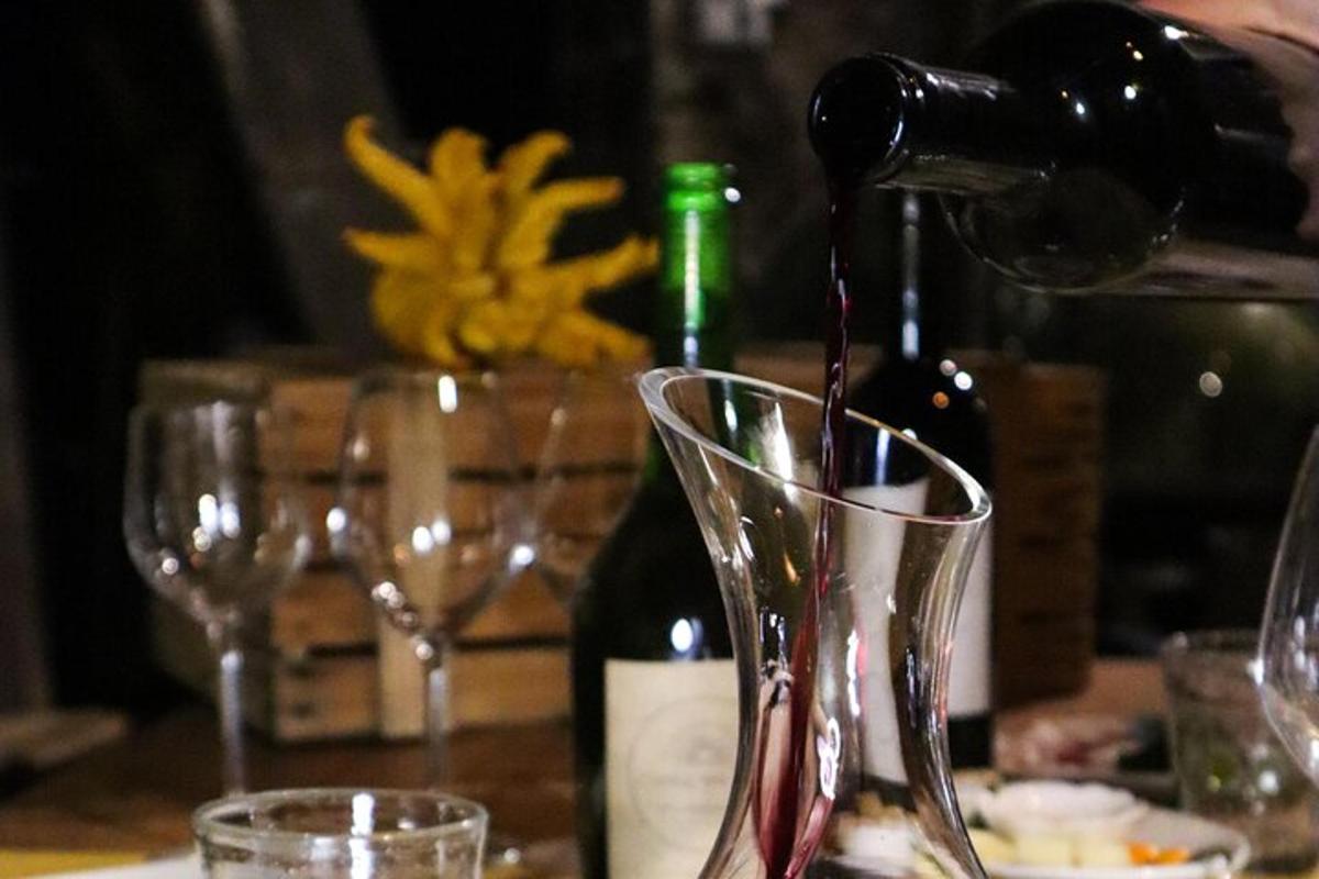 steklenica vina se nalije v kozarec