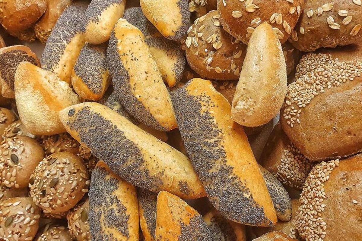 купа бубликів та інших продуктів харчування