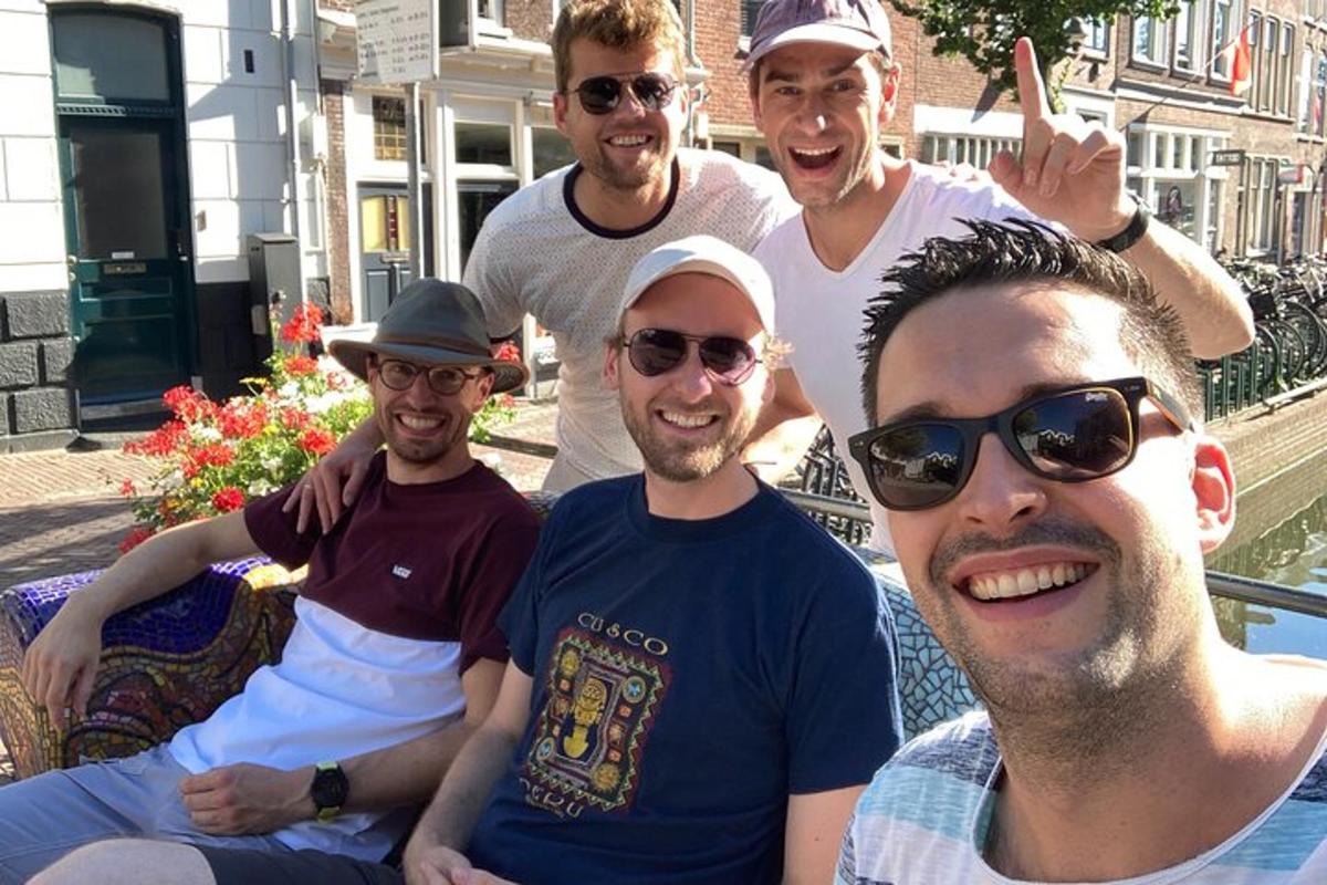 un gruppo di uomini posa per una foto