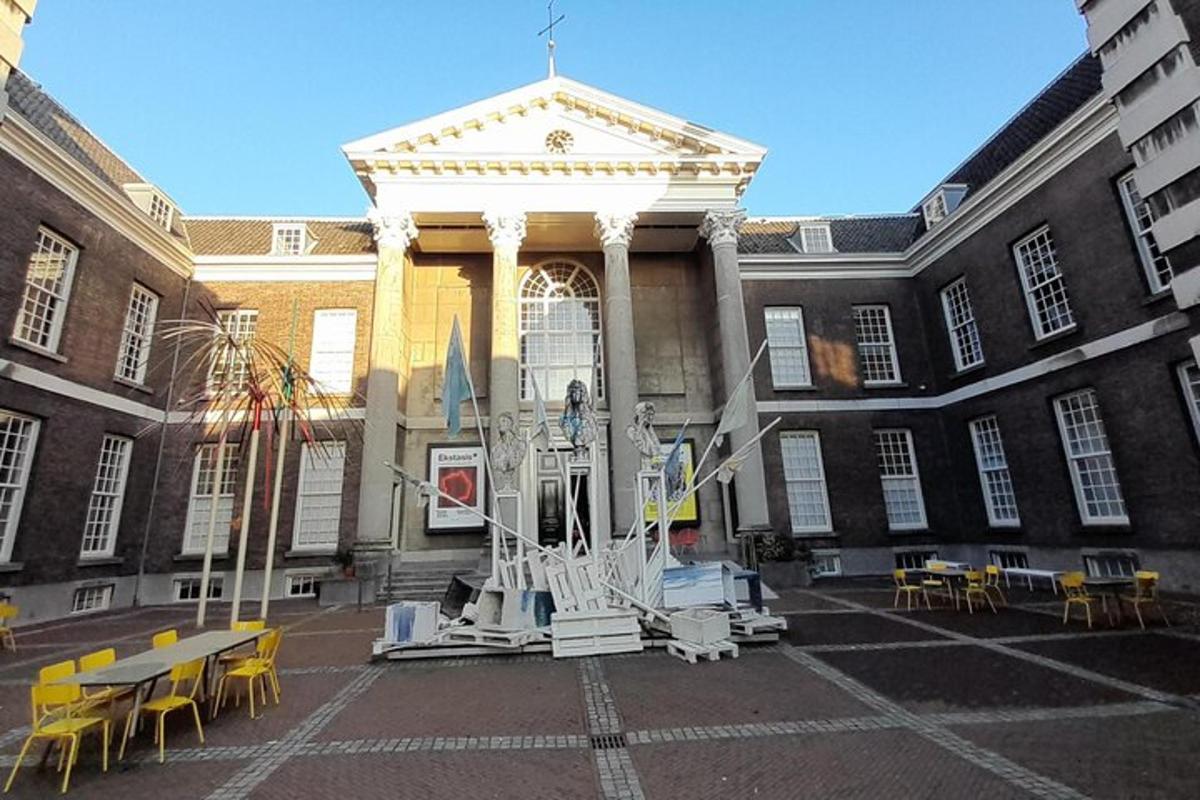 un edificio con una statua di fronte