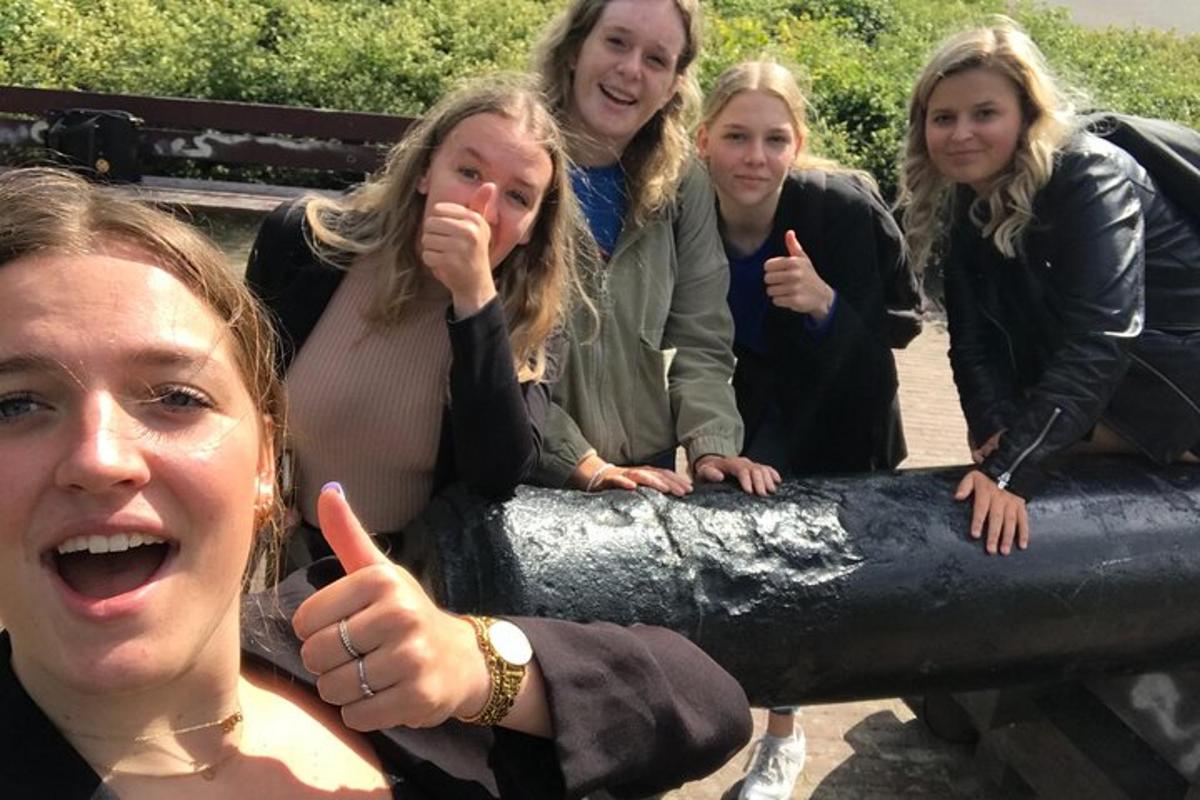 un gruppo di donne che posano per una foto