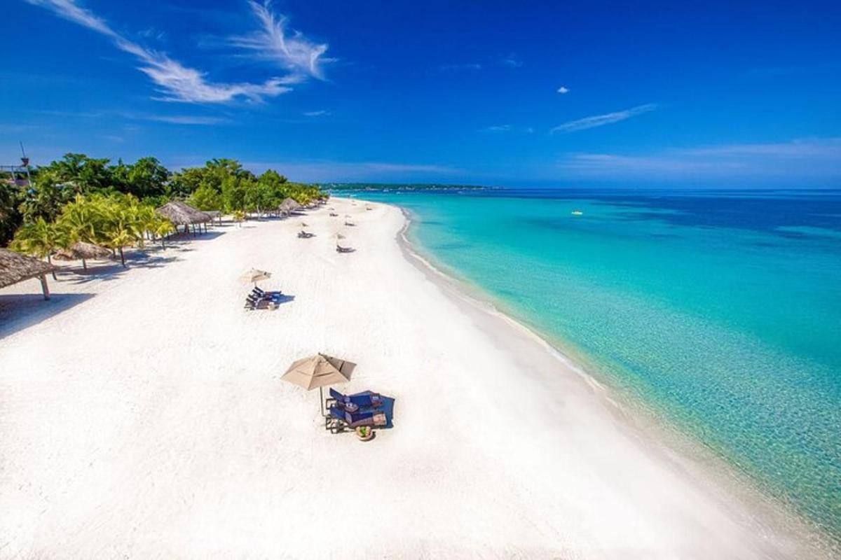 een luchtfoto van een strand met parasols en de oceaan
