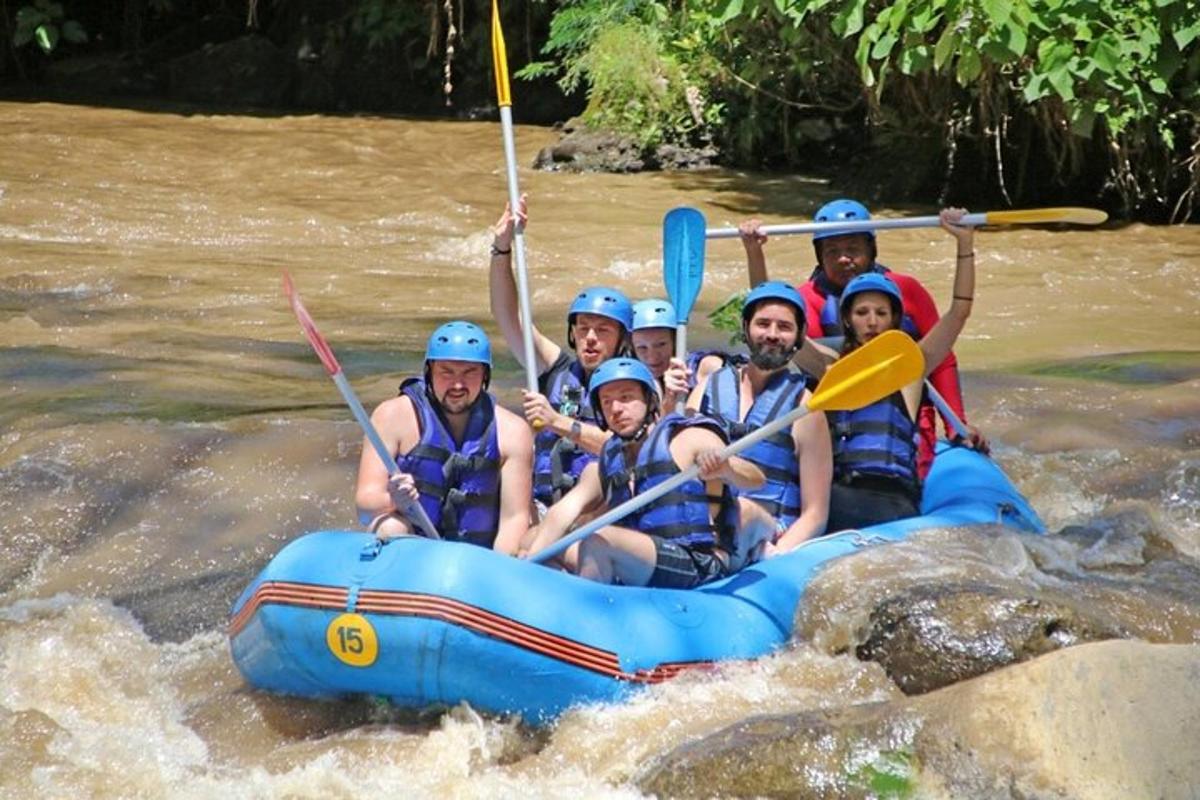 un gruppo di persone che fa rafting su un fiume