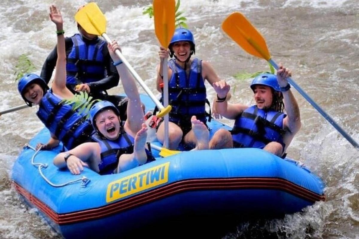 un gruppo di persone sta facendo rafting su un fiume