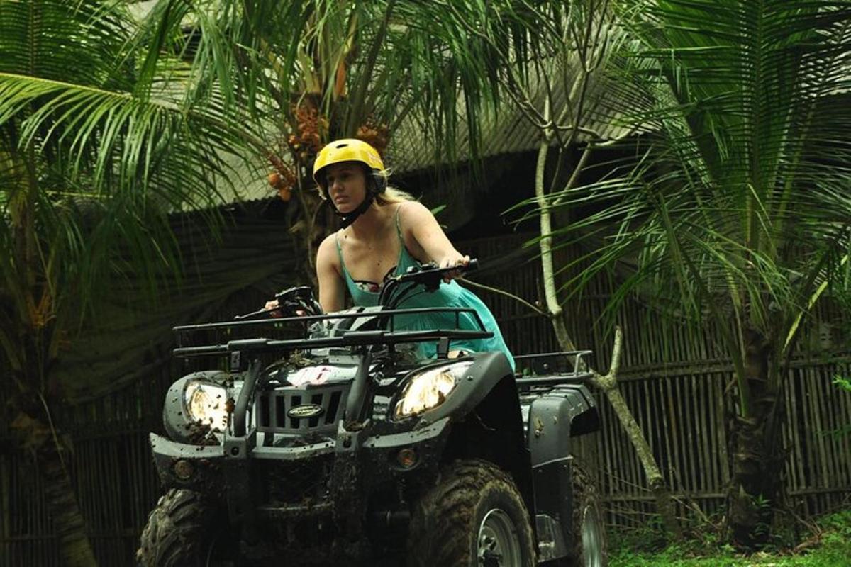 una donna con un casco seduta in cima a un quad