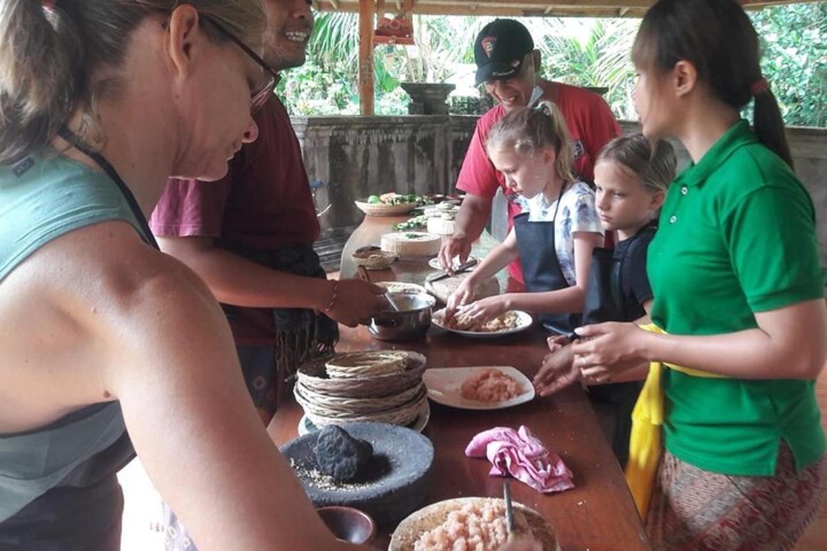 um grupo de pessoas em pé ao redor de uma mesa com comida
