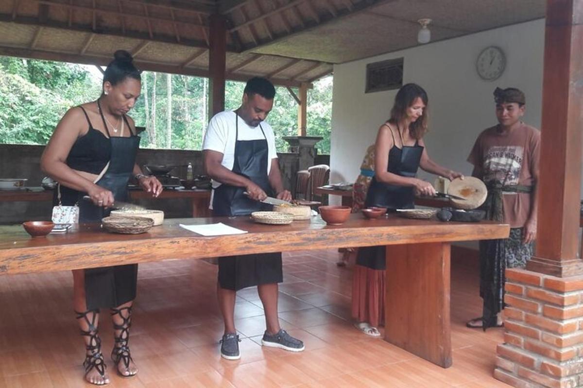 un gruppo di persone in piedi attorno a un tavolo che prepara il cibo