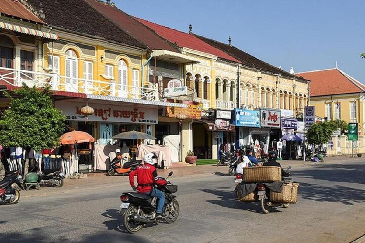 muž jedoucí na motorce po městské ulici