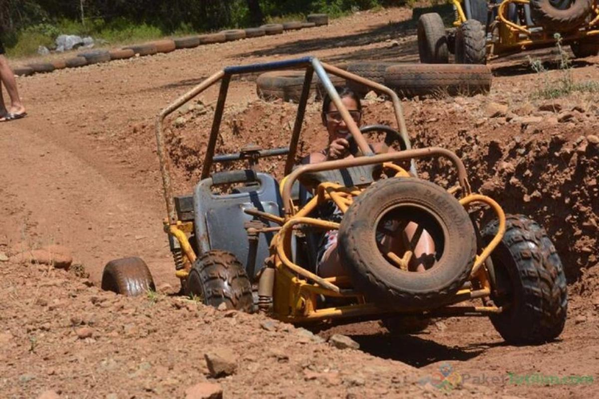 una macchinina su una strada sterrata
