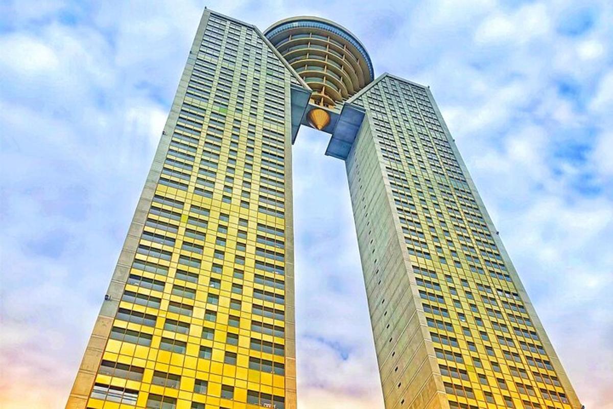 um grande edifício alto com um arranha-céu