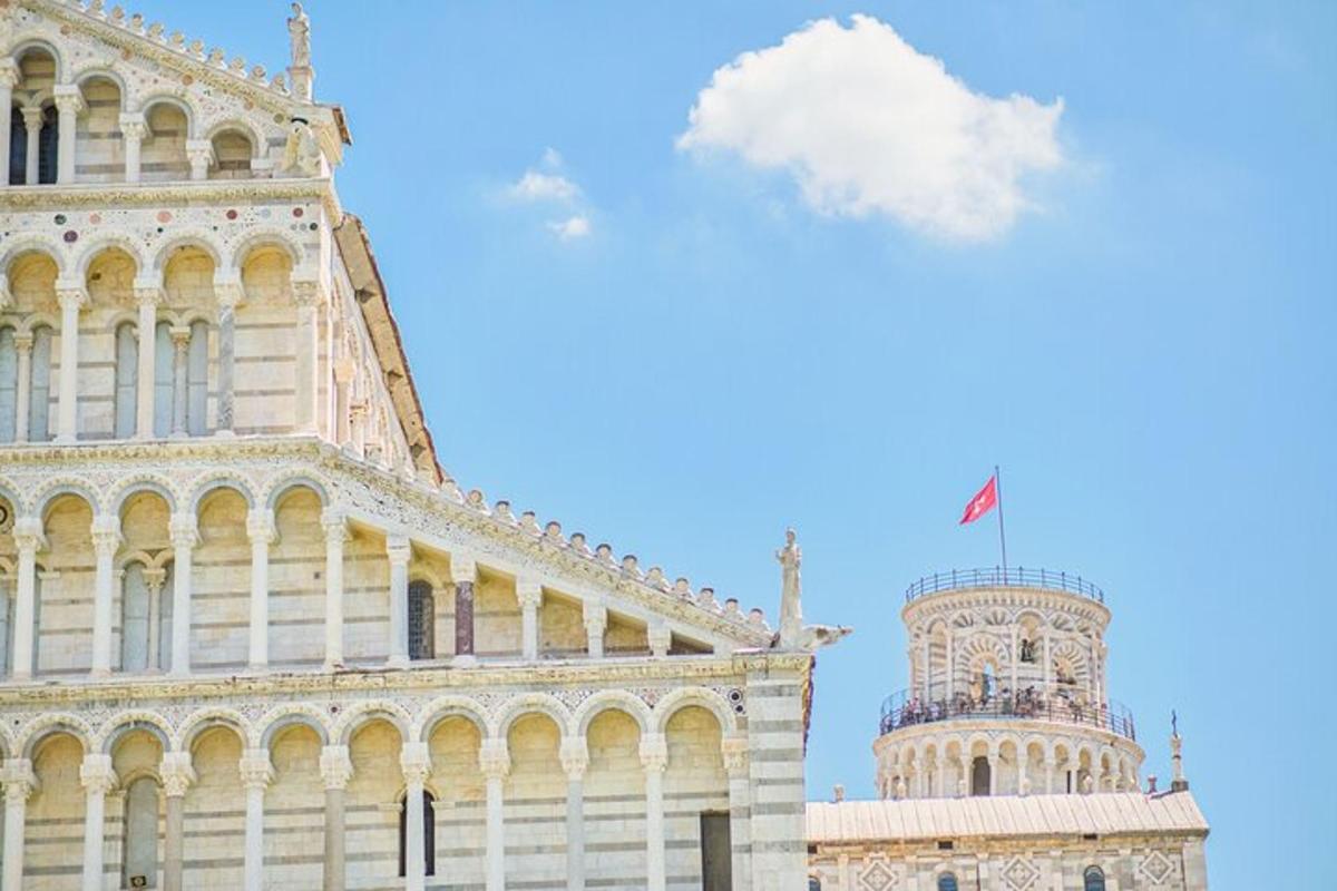 un edificio con una bandiera in cima