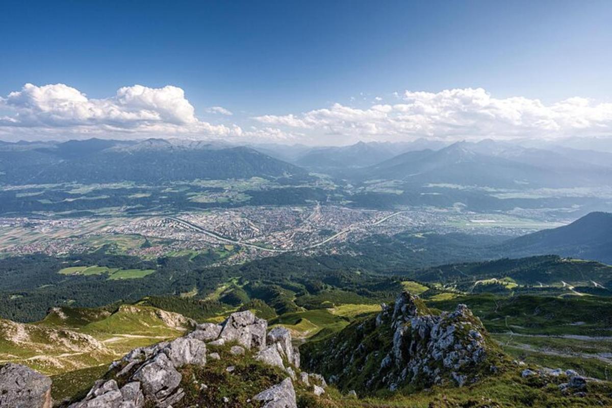 widok miasta ze szczytu góry