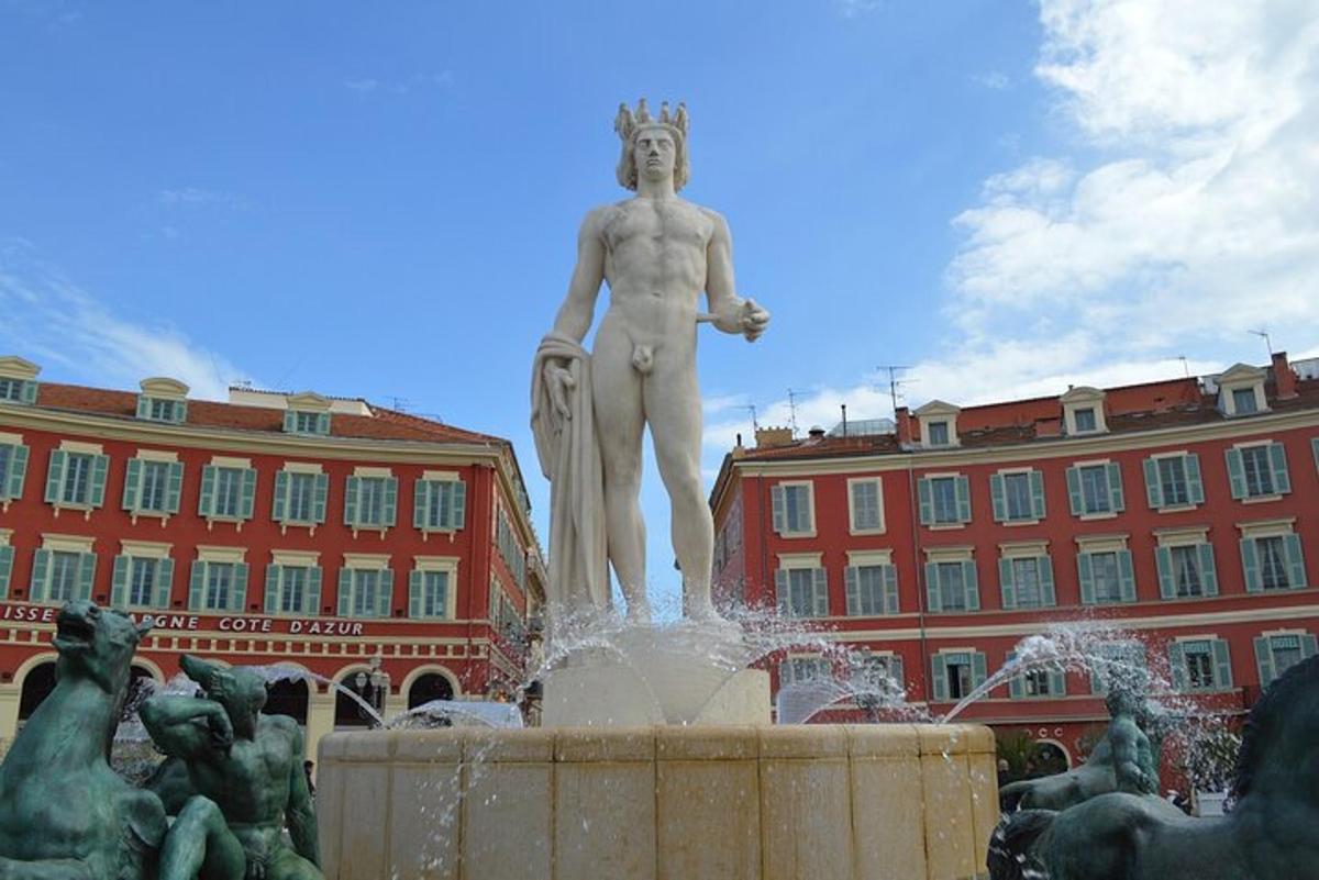 una statua in una fontana di fronte a un edificio