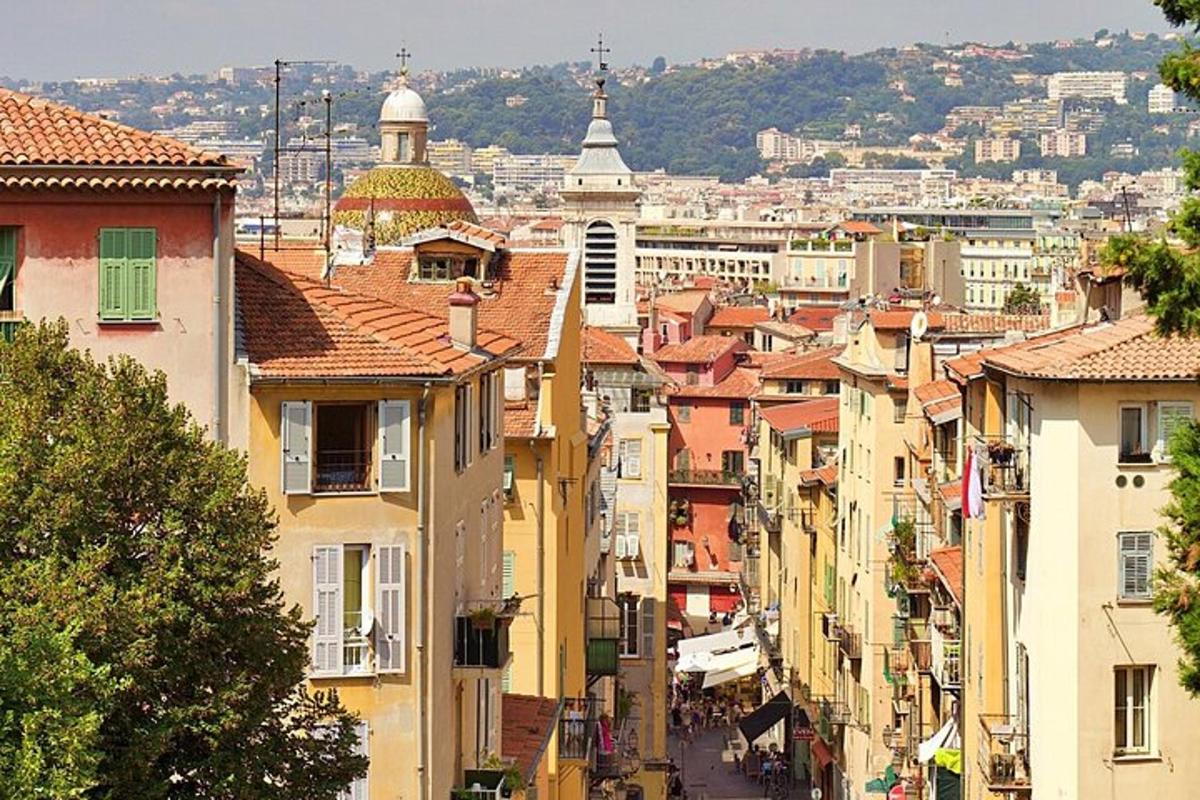 una vista di una città con edifici