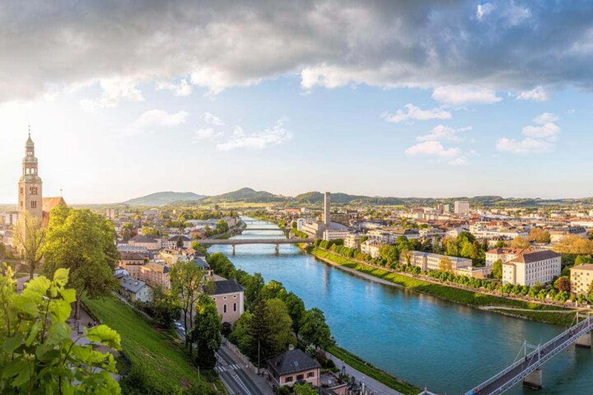 pohled na město s řekou
