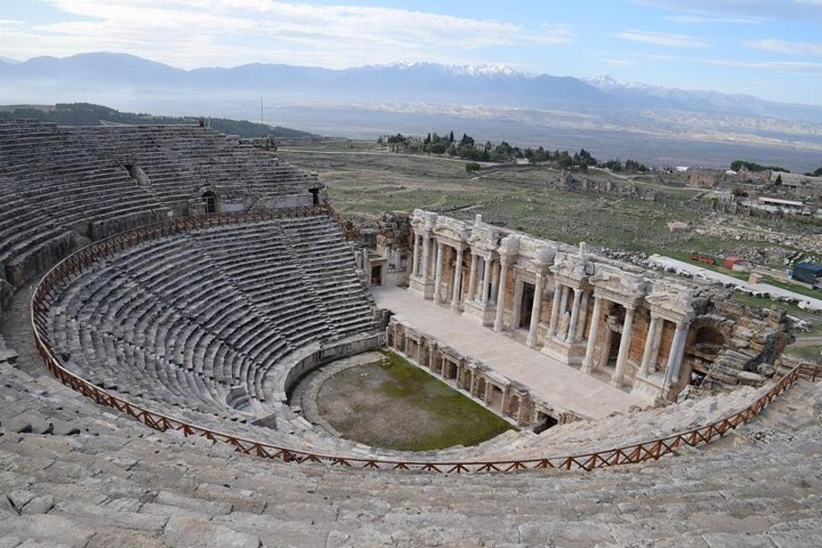 Un anfiteatro vacío en las ruinas de un edificio.
