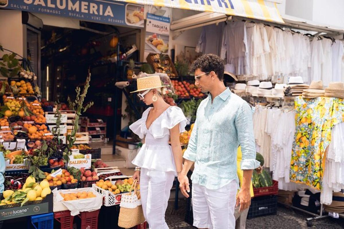 un uomo e una donna che camminano in un mercato