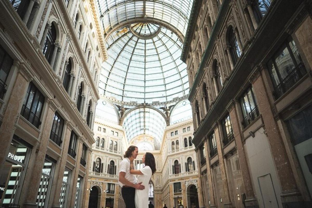 una sposa e uno sposo in piedi in un grande edificio