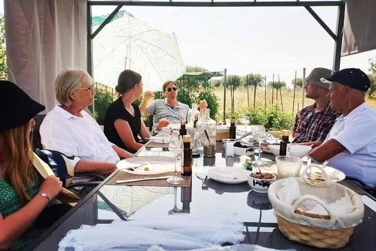 grupp inimesi istub pika laua ümber