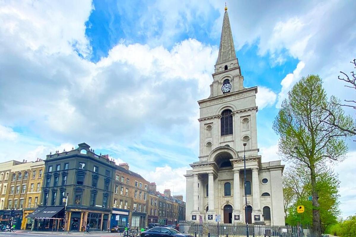 sebuah gereja dengan menara dengan jam di atasnya