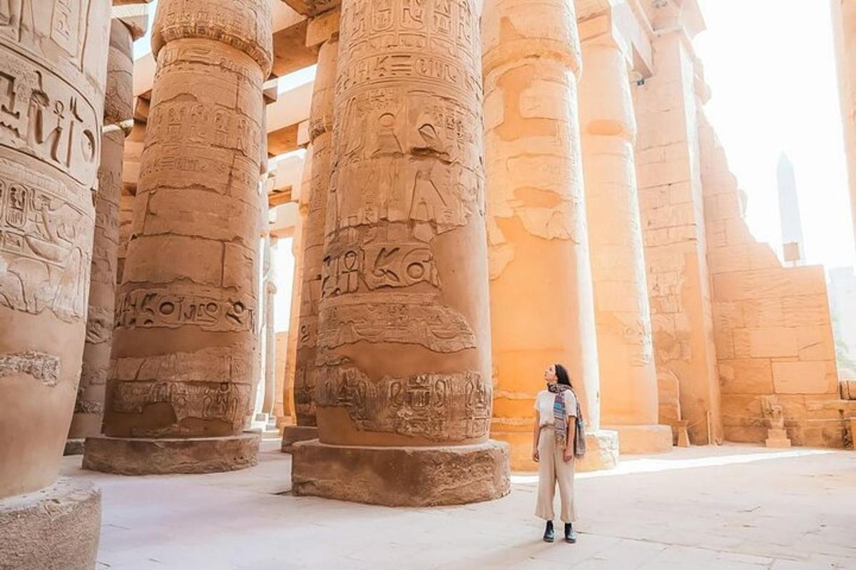 naine seisab templi sammaste vahel