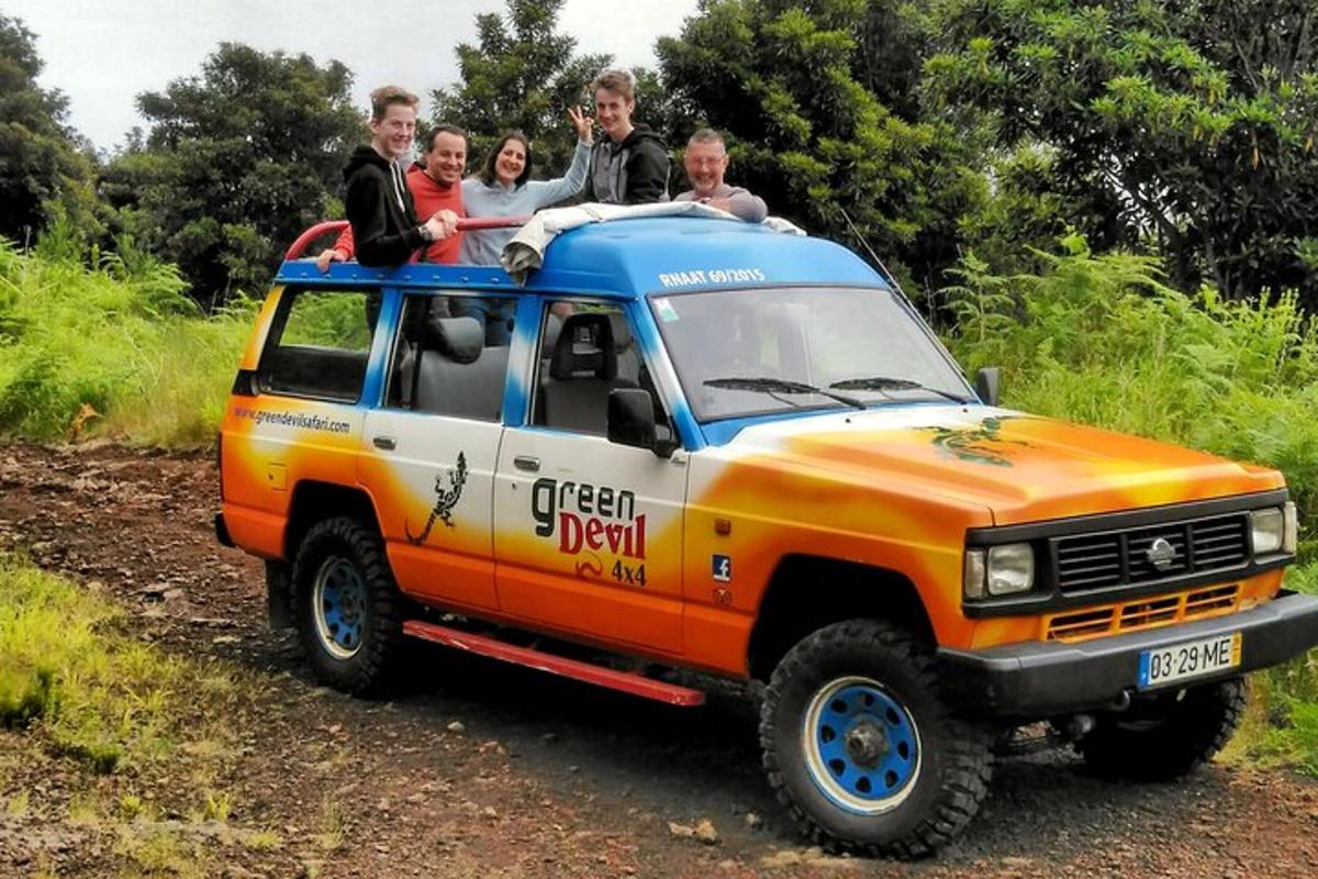 un gruppo di persone in piedi sopra un camion