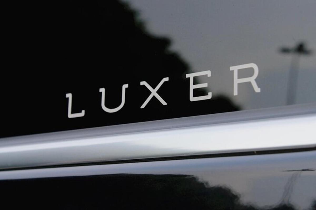 un primo piano del lato di un'auto con la scritta Luxetter