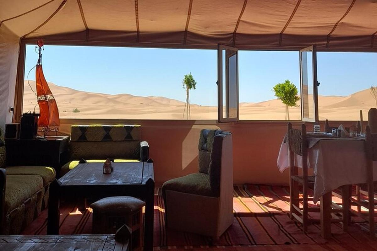 en restaurant i en ørken med et bord og stole