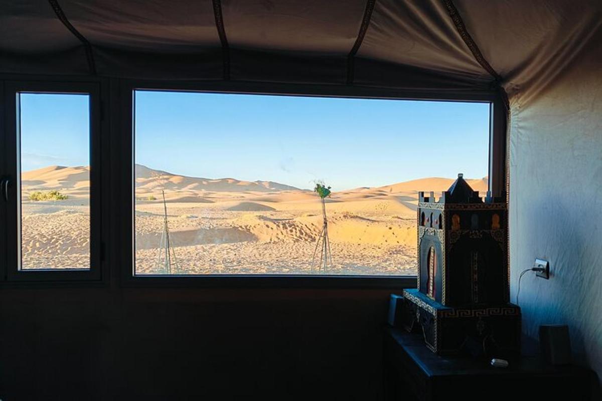 Una habitación con una ventana con vista al desierto.