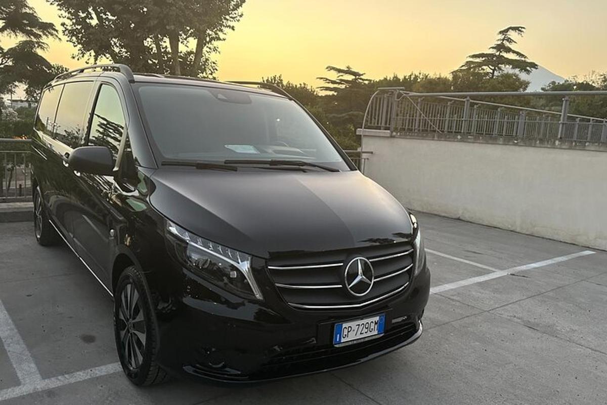 un'auto nera parcheggiata in un parcheggio
