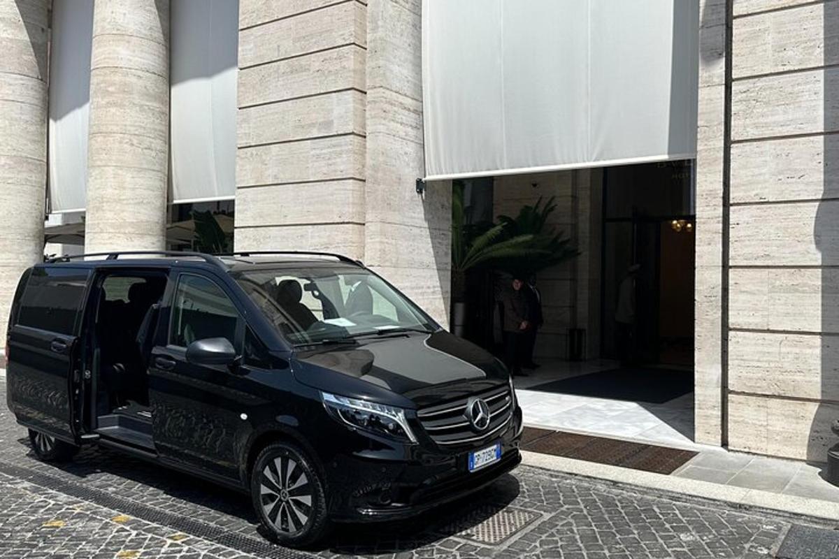 un'auto nera parcheggiata davanti a un edificio