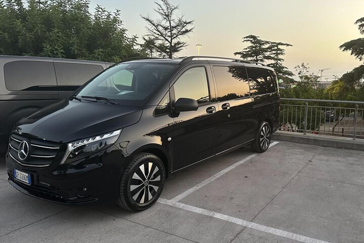 um carro preto e branco estacionado em um estacionamento