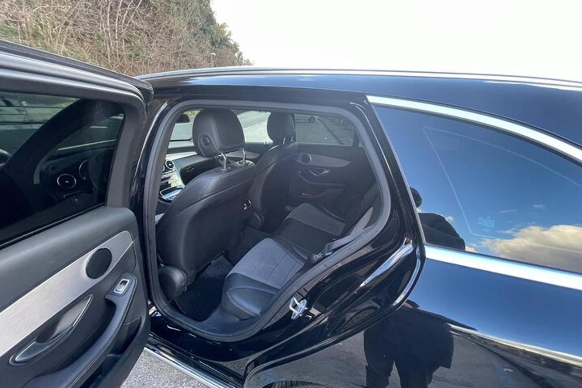 un'auto blu con la portiera aperta con i sedili