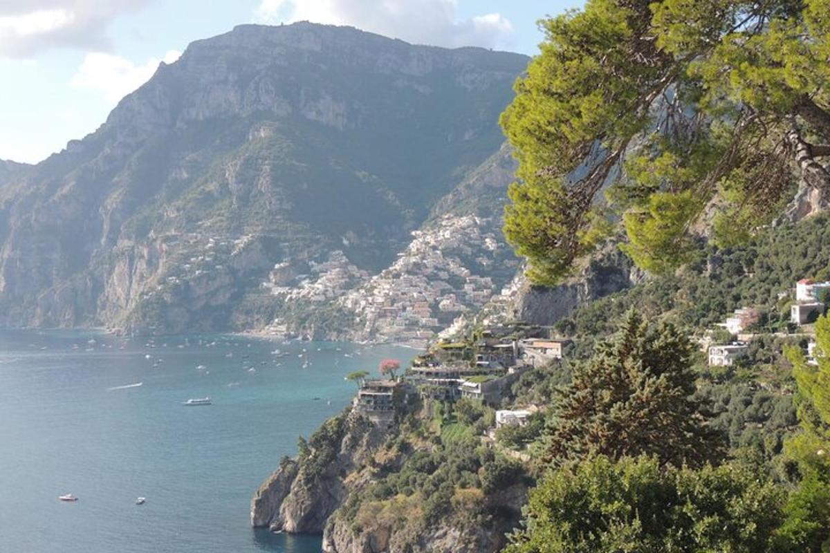 una vista d'una muntanya amb una massa d'aigua