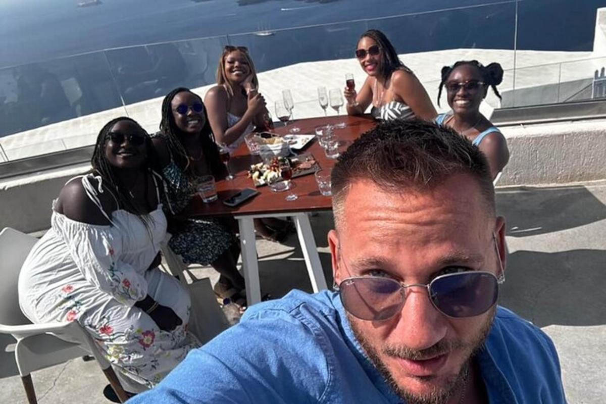 un homme assis à une table avec un groupe de personnes
