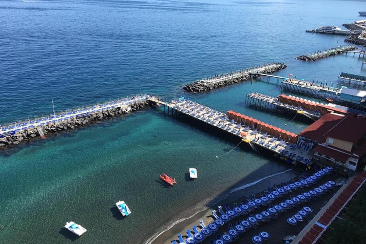 una vista aérea de un muelle en el agua