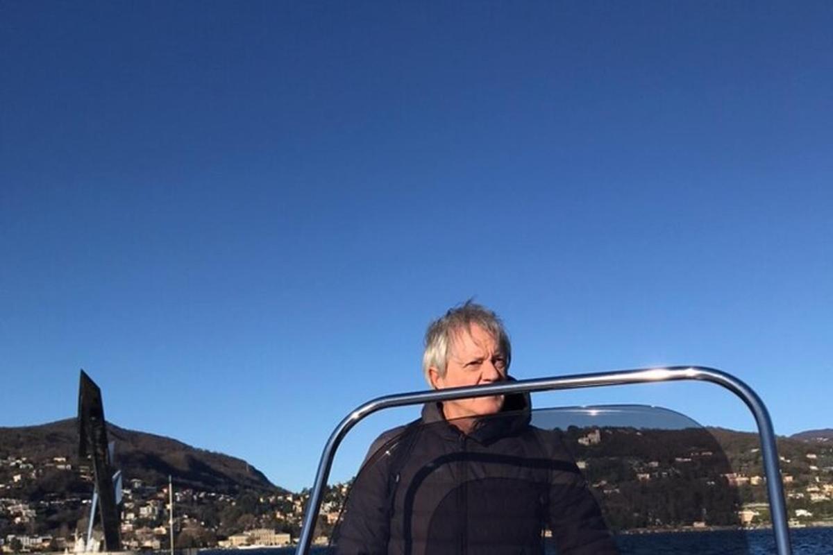 maður stendur á bát með málmrennibraut