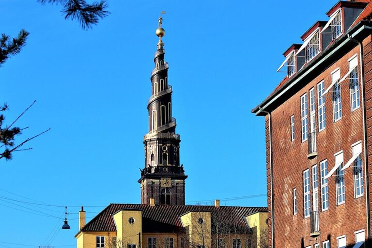 un'alta torre dell'orologio in cima a un edificio