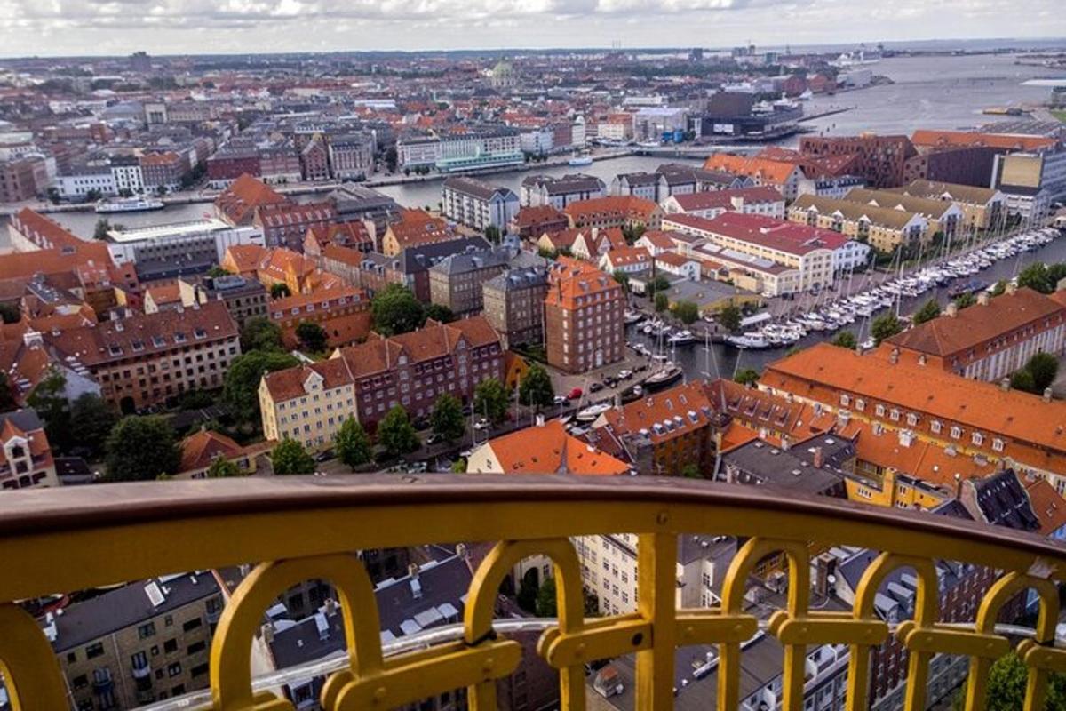 una vista di una città da un balcone