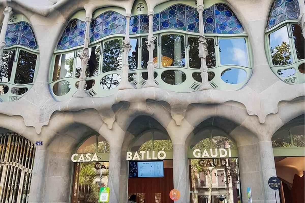 un edificio con un sacco di finestre