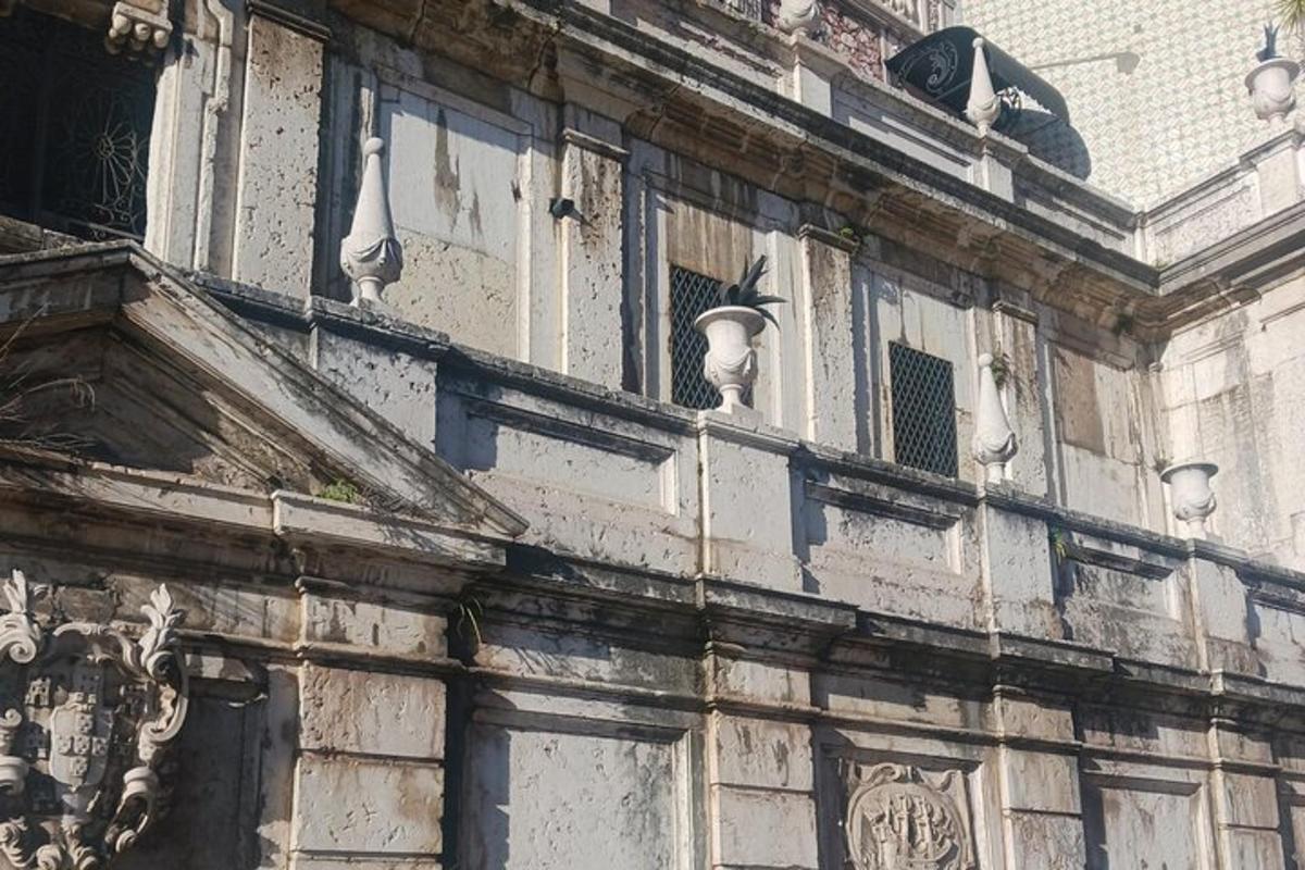 an old building with a bunch of windows