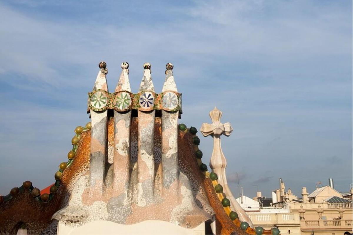 un edificio con una croce in cima
