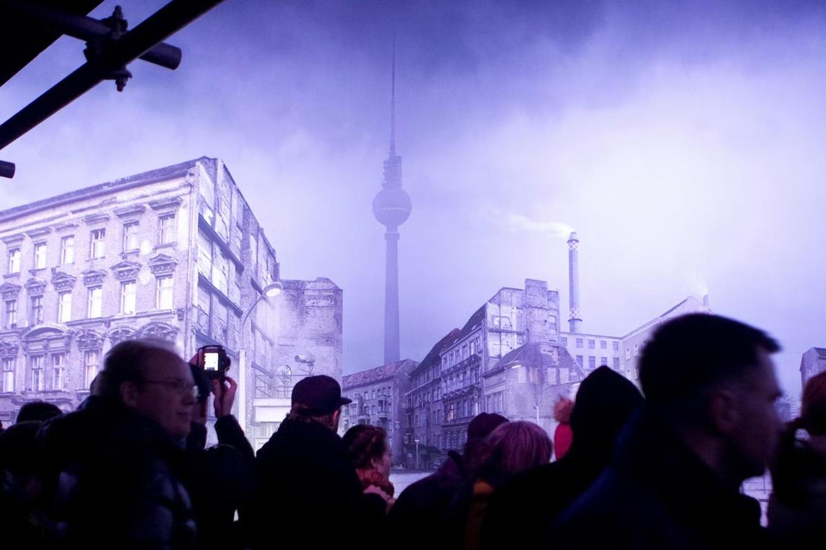 una multitud de gent fent fotos del fum de Berlín