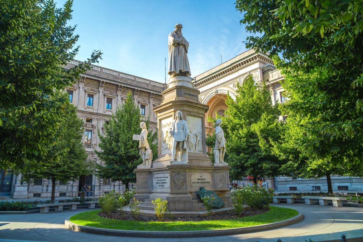 uma estátua em frente a um prédio