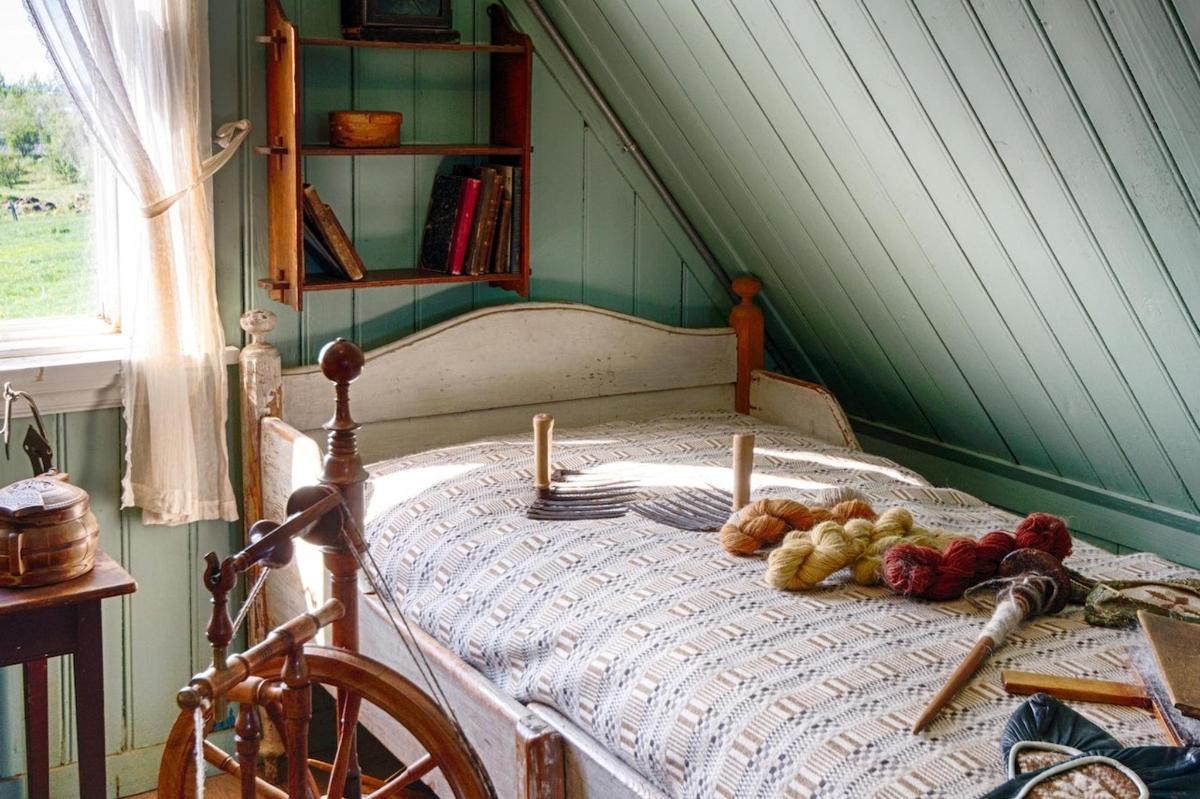 un dormitorio con una cama con una mesa