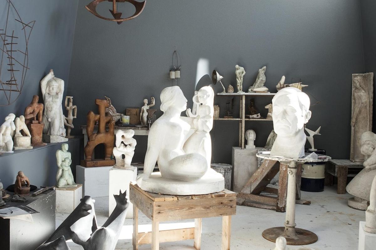 uma sala cheia de esculturas em exposição