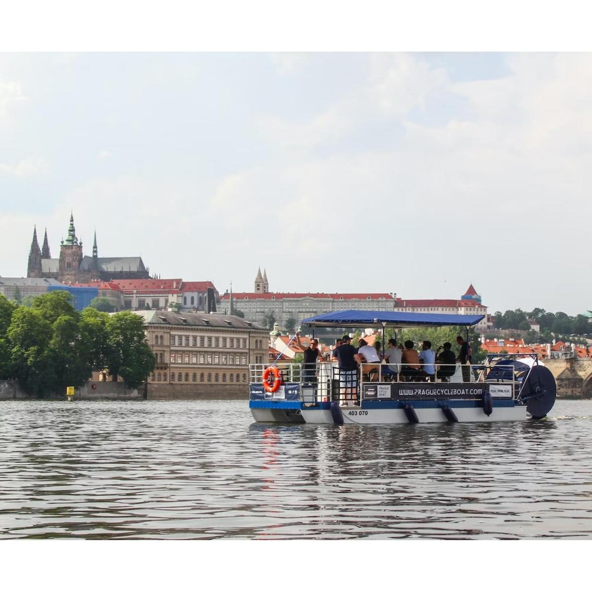 grupp inimesi paadis jõel